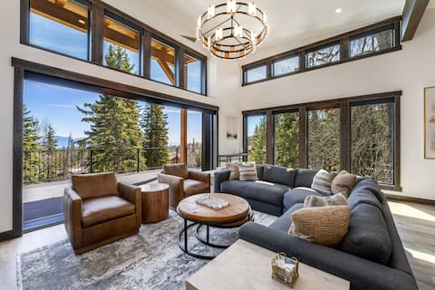 Ski In/Ski Out + Hot Tub & VIEWS - Mountain Marvel