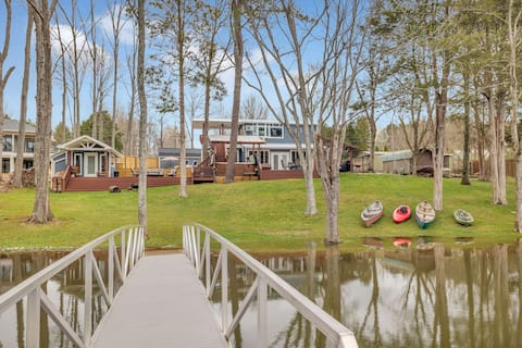 Lakefront, Heated Pool, Sauna, Sleeps 8!