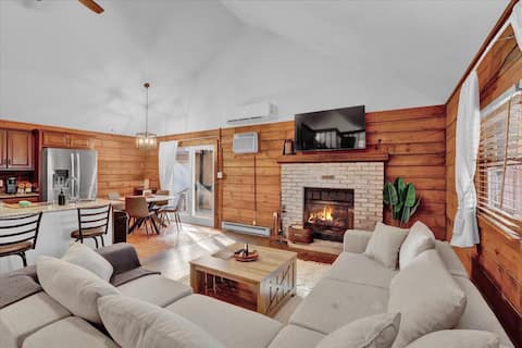 Pocono Log Cabin | Hot Tub Lake Access & Firepit