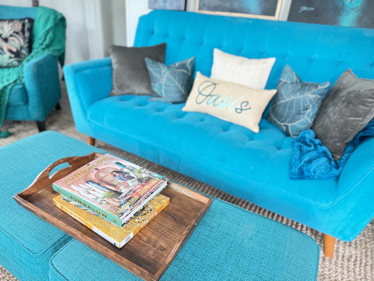 dhomë ndenjjeje me libra të shkëlqyer për tavolinën e kafesë