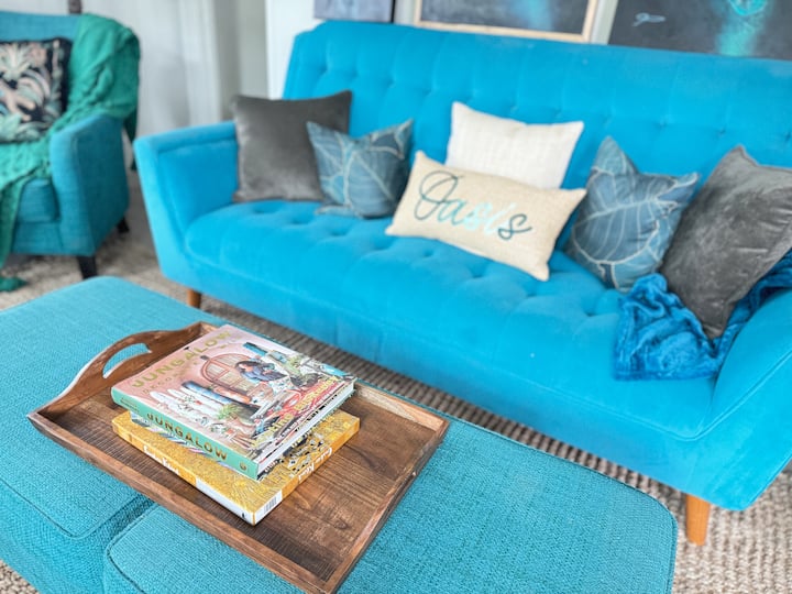 obývacia izba s úžasnými knihami o konferenčných stolíkoch