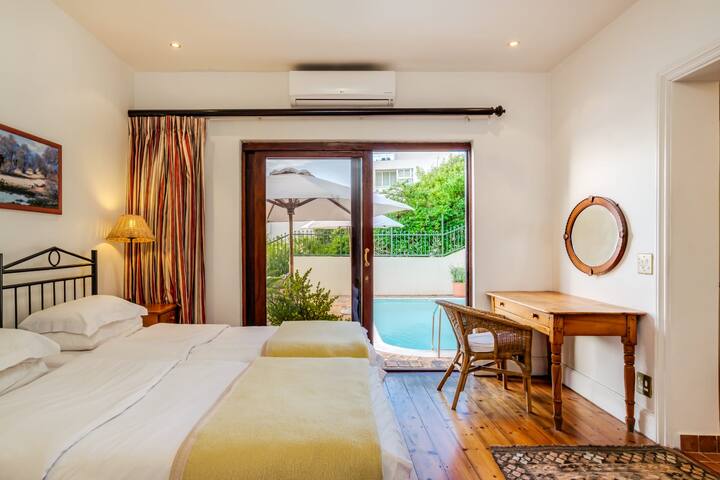 Colonial-style Apartment w Views and Pool Area CBT gallery image 5