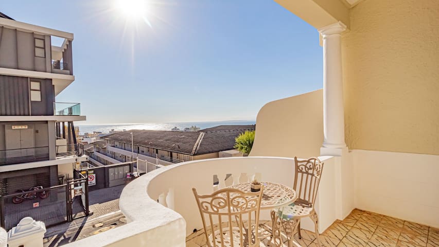 Lovely Holiday Home w Private Courtyard Six Selbou