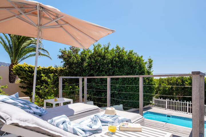 Compact Camps Bay Holiday Apartment with Private P