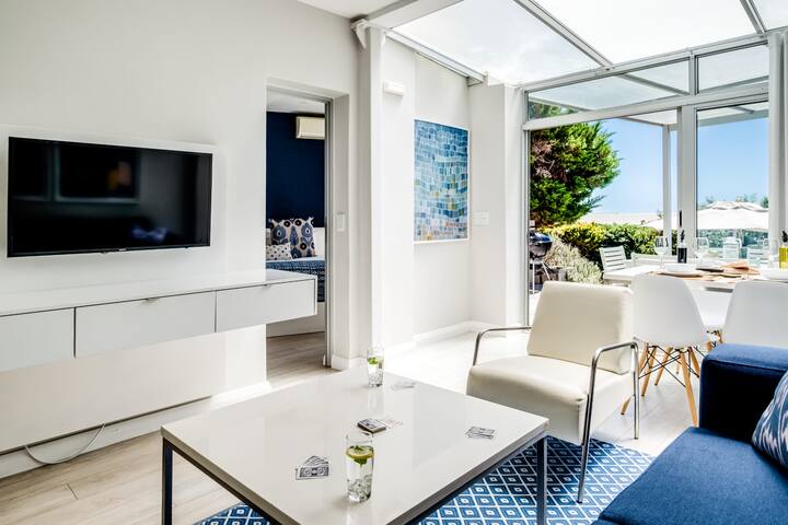 Compact Camps Bay Holiday Apartment with Private P gallery image 5