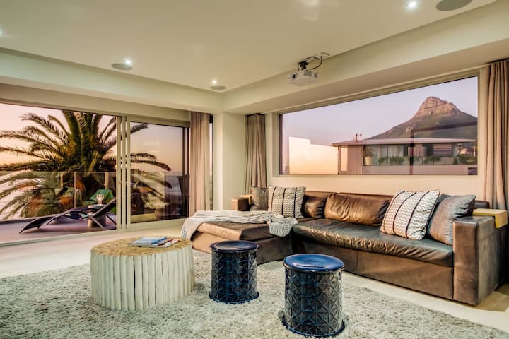 Stylish Penthouse w/Private Pool and Parking (Houg gallery image 2