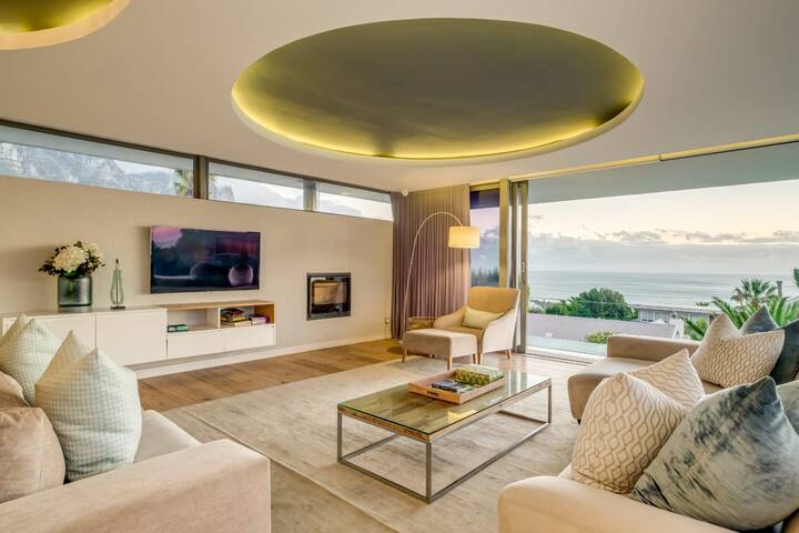 Incredible Camps Bay Villa with Five bedrooms and gallery image 2