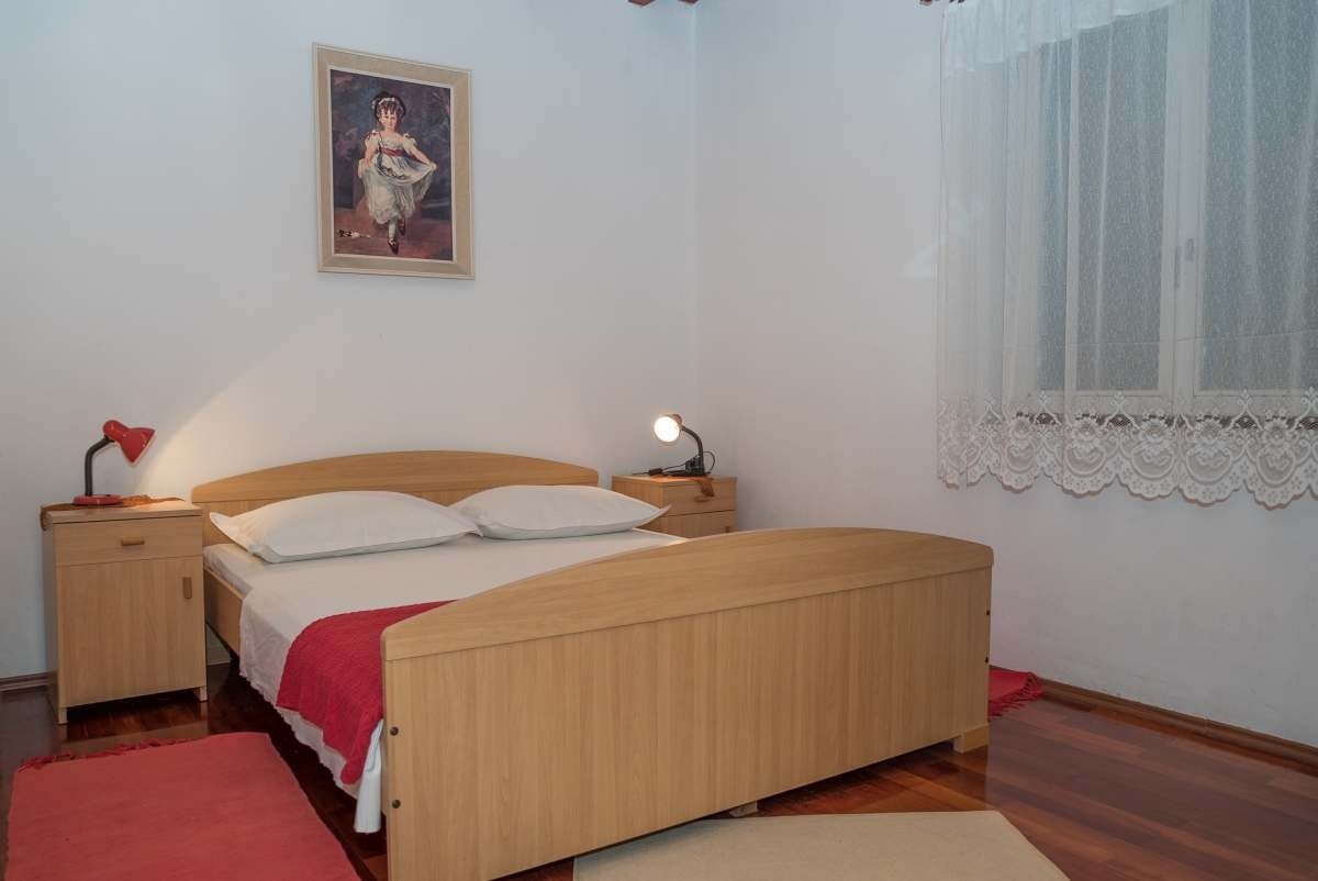 Spálňa 1, povrch: 12 m²