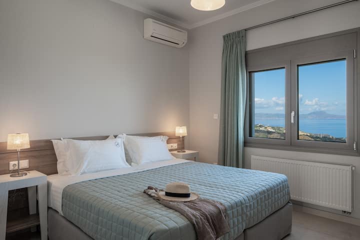 Segundo dormitorio en el primer piso. Un lugar para descansar de verdad. Texturas suaves, tonos tranquilos y una cama diseñada para un sueño profundo, mañanas lentas y noches que se sienten silenciosamente indulgentes.