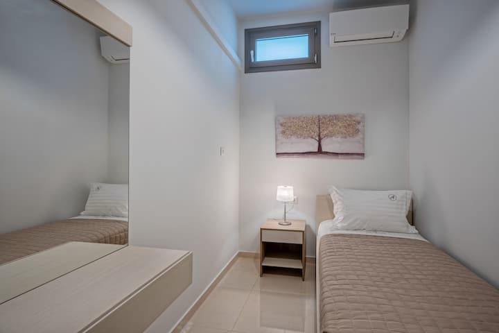 Un espacio tranquilo e independiente ideal para los huéspedes que valoran la privacidad. Sencillo, cómodo y separado de las áreas principales para una estancia más independiente.