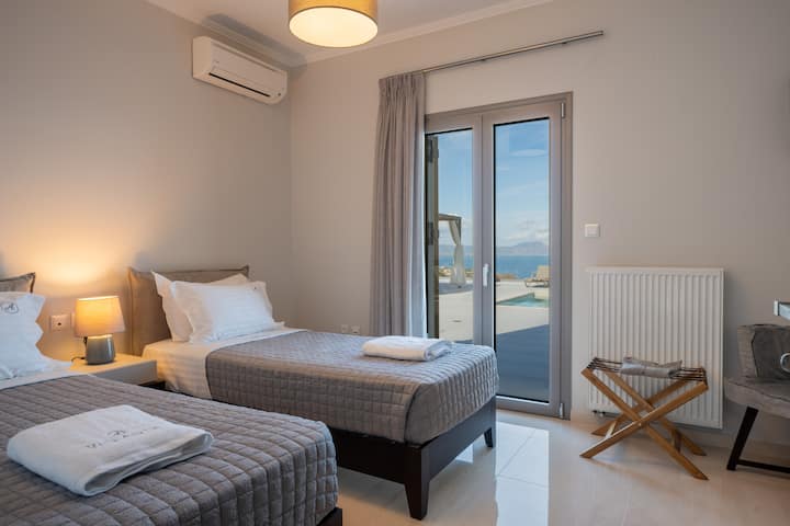 El dormitorio de la planta baja con acceso directo a la piscina. Cómodo, bien equilibrado e ideal para compartir sin compromiso. Un diseño que ofrece espacio personal mientras mantiene la habitación ligera y fácil de disfrutar.