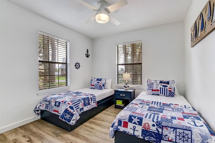 Bedroom 4 with Two Twins