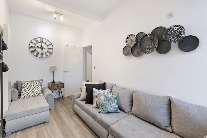 Spacious flat near Camden Market w/ dining space gallery image 4