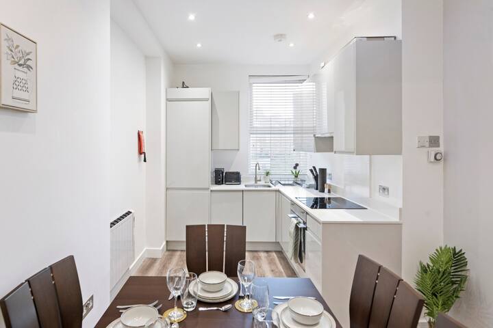 Spacious flat near Camden Market w/ dining space gallery image 5