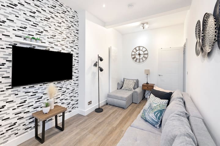 Spacious flat near Camden Market w/ dining space