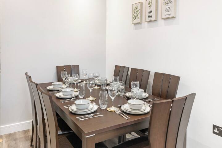 Spacious flat near Camden Market w/ dining space gallery image 2