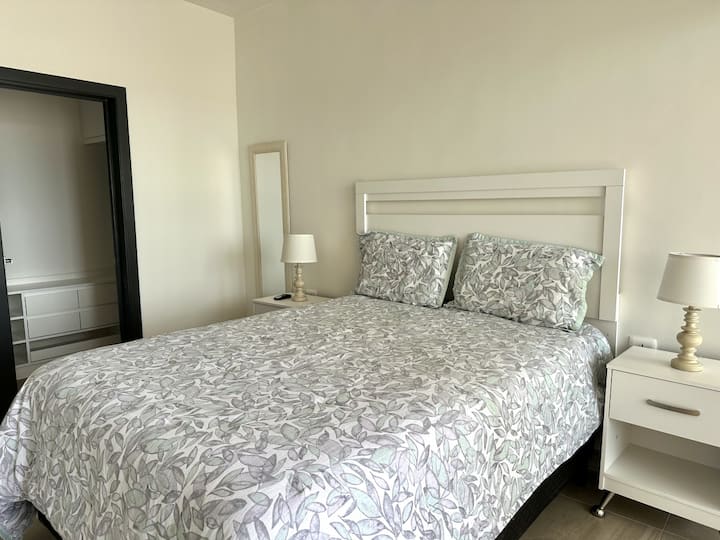 غرفة نوم تضم سرير كوين