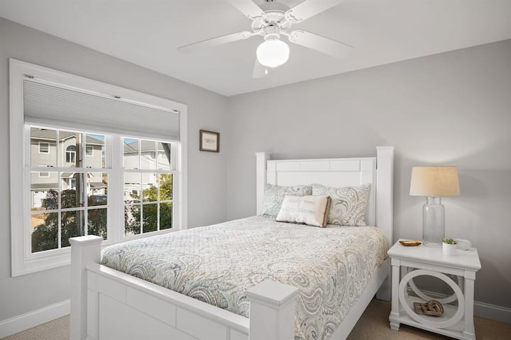 Chumba cha 4 cha kulala kina kitanda kizuri cha ukubwa wa Queen