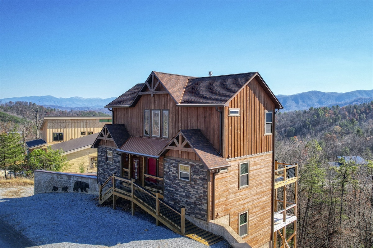 Luxury Cabin with Views of Mt. Leconte! Rare Find