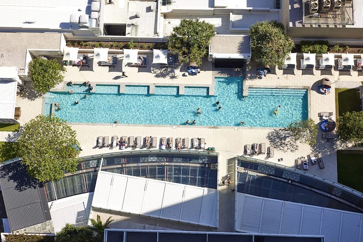 Coastal Charm: 2 Bedroom Oceanview Retreat - Gold Coast