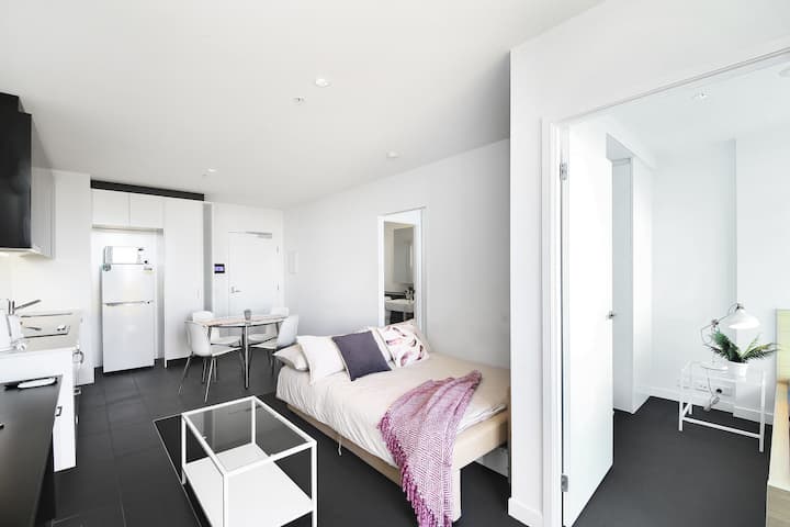 Divani 3 vendësh që paloset në një krevat dopio "queen".