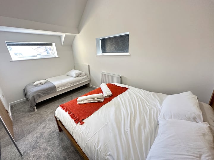 Prvá spálňa na prvom poschodí, jedna manželská posteľ, jedna samostatná posteľ, skrine, zásuvky