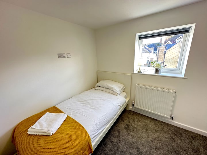 Druhá spálňa na prvom poschodí, jedno jednolôžko, skvelé prirodzené svetlo