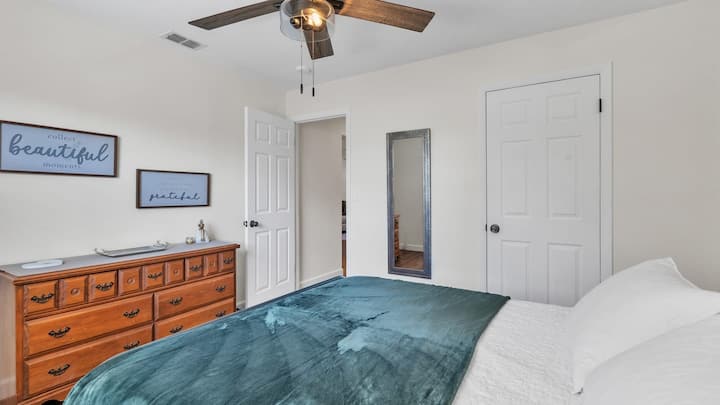 غرفة نوم ثانية مريحة مع سرير بحجم متوسط ومرتبة فخمة وملاءات ناعمة لنوم مريح.