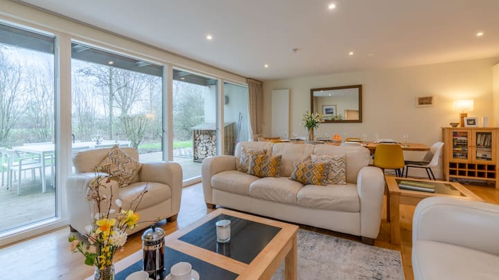 Lakehouse With Free Spa Access, Pools, Watersports - South Cerney
