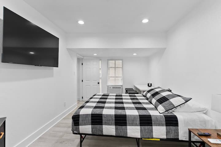 Táto spálňa ponúka tichú a relaxačnú atmosféru s jednoduchou a modernou výzdobou. 