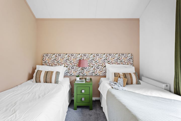 Chumba cha kulala cha mapacha ambacho kinaweza kusanidiwa kama chumba cha watu wawili kinapoombwa - Parracombe