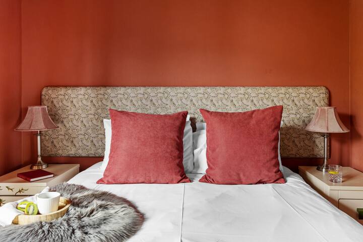 Chumba kikuu cha kulala na meza za kando ya kitanda zilizo na taa - Parracombe