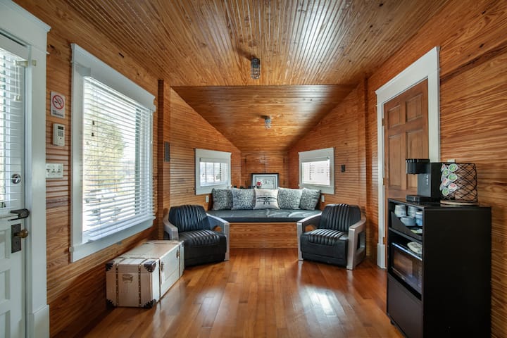 Airplane Filling Station -Unique Stay In Knoxville - ノックスビル, TN