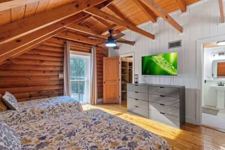 Quarto no andar de cima com 1 cama completa e 1 cama de solteiro.