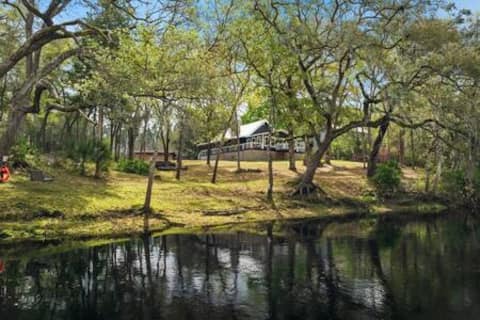 Charming 2 Bedroom Lodge on Santa Fe River