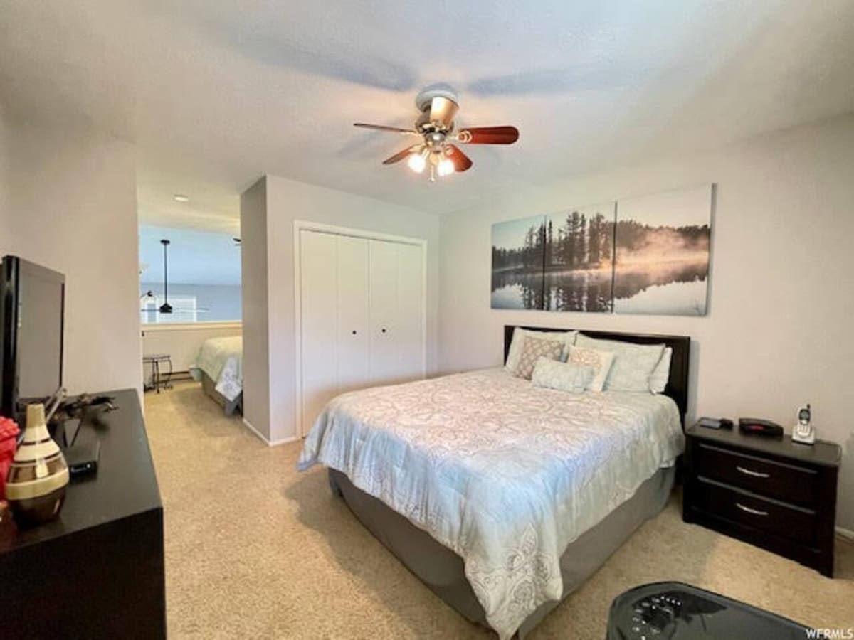 Chumba cha pili cha kulala kimetenganishwa na chumba cha kulala cha roshani na ukuta wa kabati.