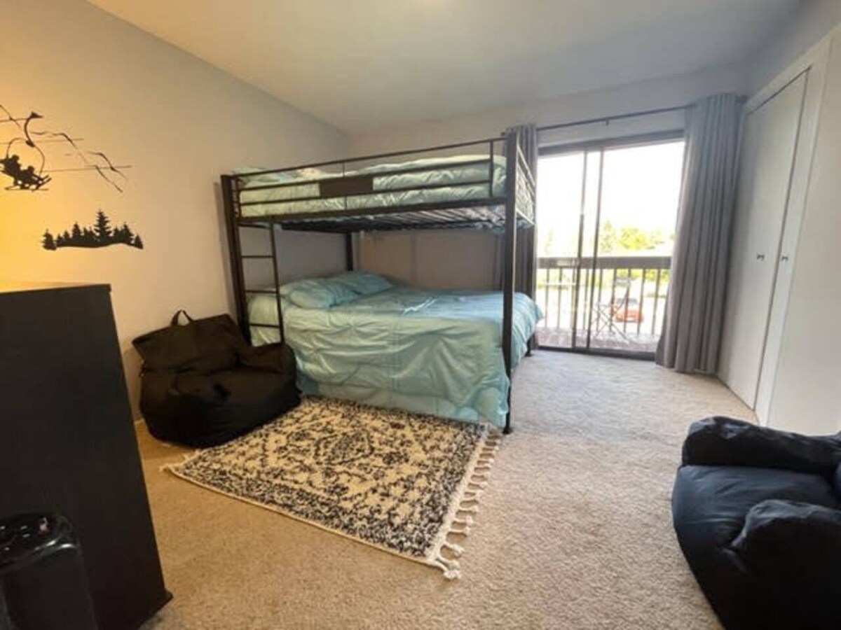 Chumba cha kulala cha kwanza kina kitanda cha ghorofa cha ukubwa wa malkia, ambapo vitanda vyote viwili vimewekewa mashuka ya kifahari na mito ya kifahari. Chumba hiki cha kulala kiko kwenye ngazi kuu ya nyumba na kina televisheni kubwa ya skrini pamoja na ufikiaji wa sitaha ya kujitegemea.