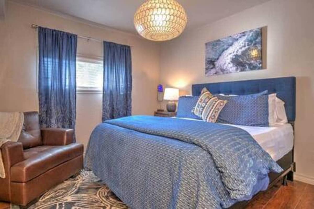 ผ่อนคลายบนเตียงควีนไซส์และผ่อนคลายในพื้นที่เปิดโล่งกว้างขวางออกแบบมาเพื่อความสะดวกสบายและความเงียบสงบ