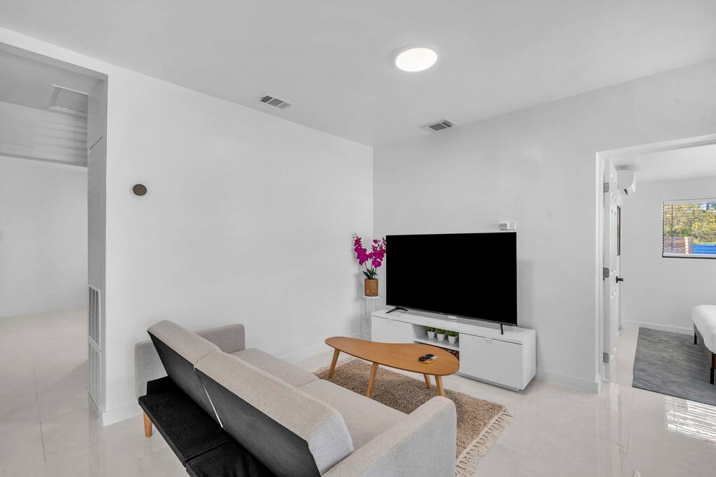 Successful Airbnb property: King Bed|Parking|Arcade|Laundry •Brickell•Calle 8• in Roads