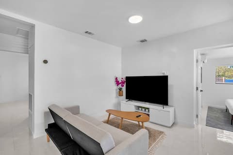 Successful Airbnb property: King Bed|Parking|Arcade|Laundry •Brickell•Calle 8• in Roads