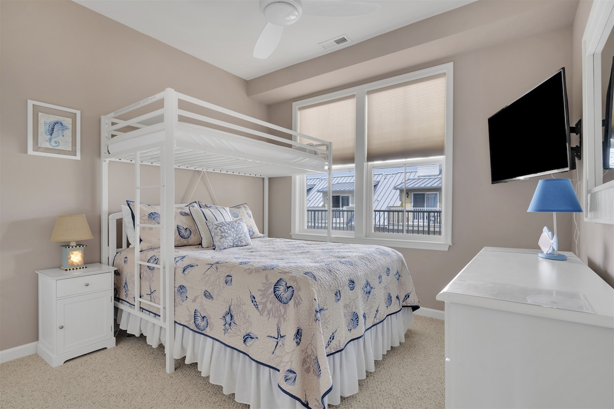 Chumba cha kulala cha 2 w/Kitanda cha watu wawili juu ya kitanda cha Queen w/ TV