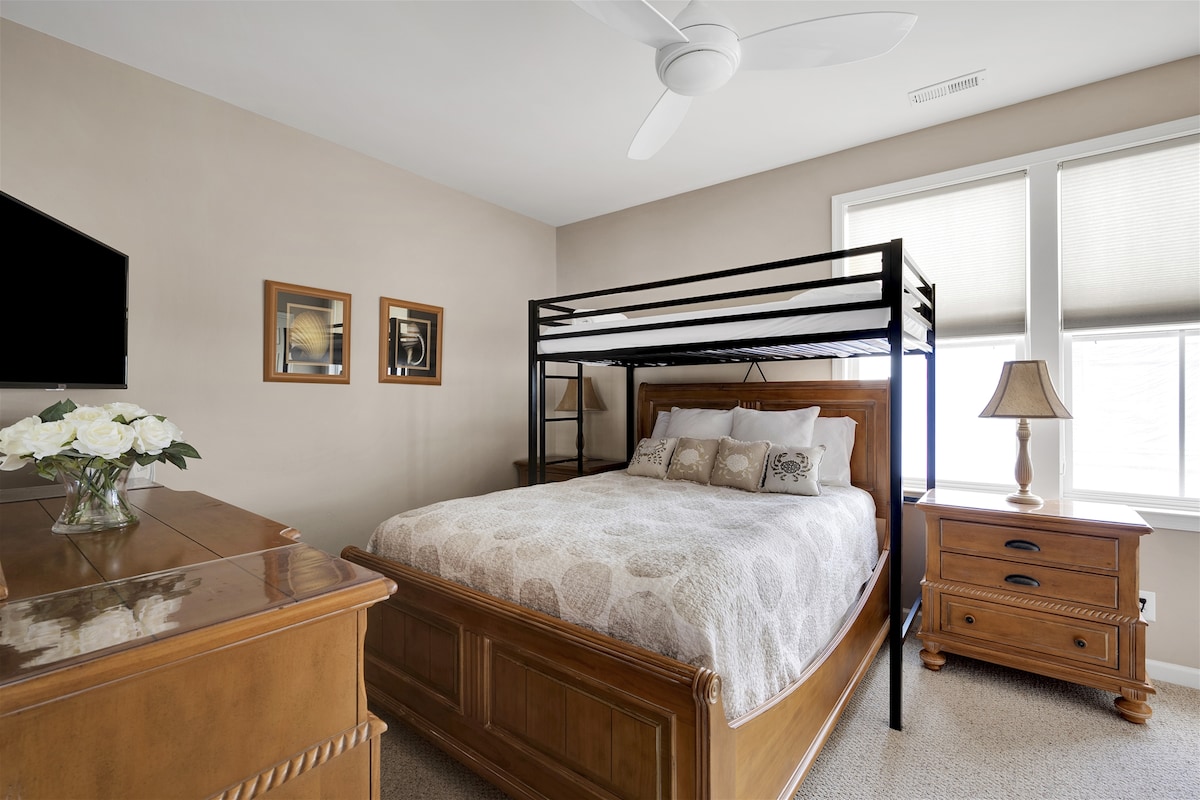 Chumba cha kulala cha 3 w/ Twin bunk juu ya kitanda cha Queen