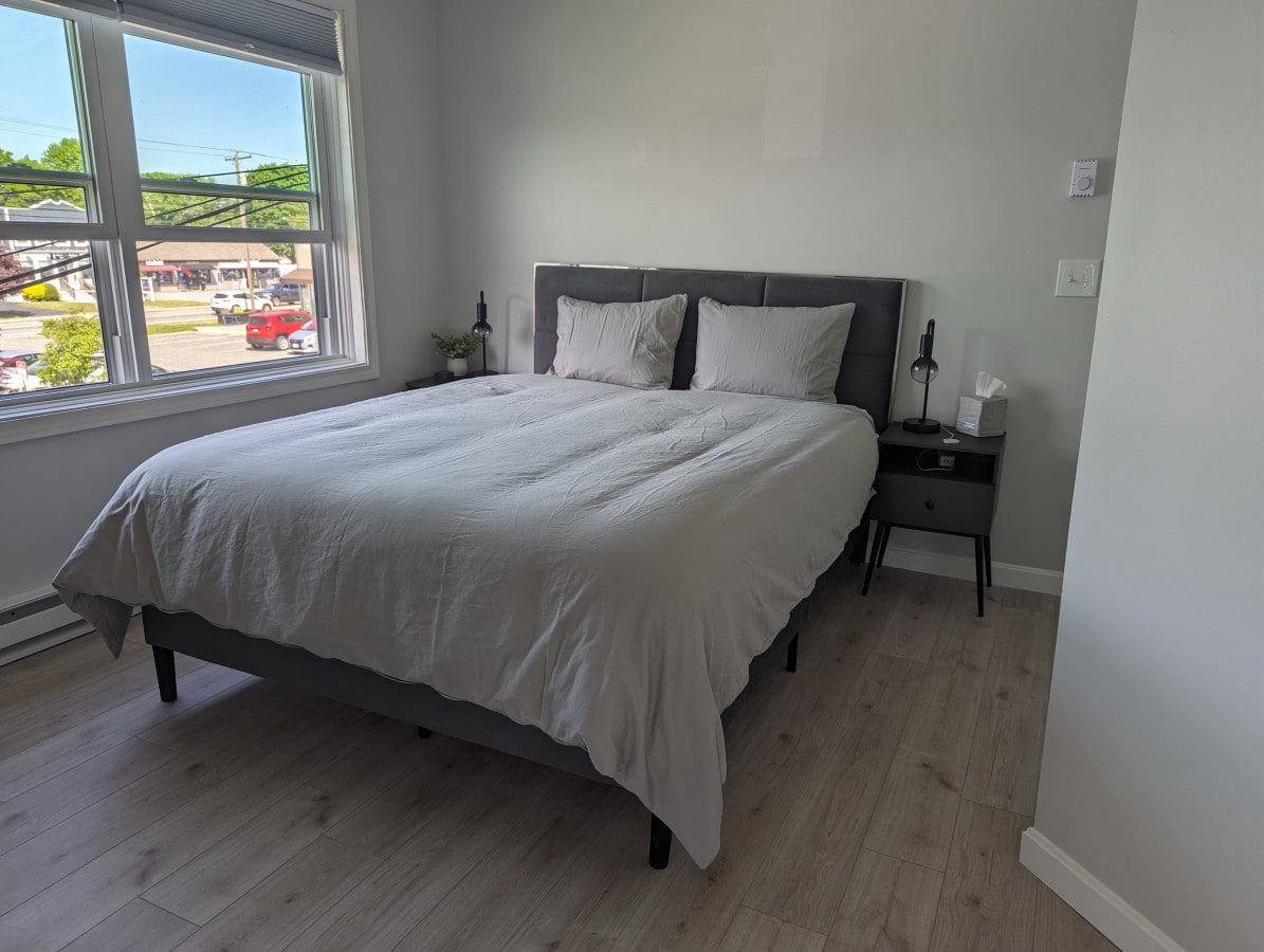 Slaapkamer met queensize bed