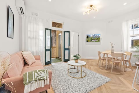 Top Airbnb: One of a Kind - 2BR with Seaview Balcony & Rooftop in Millers Point