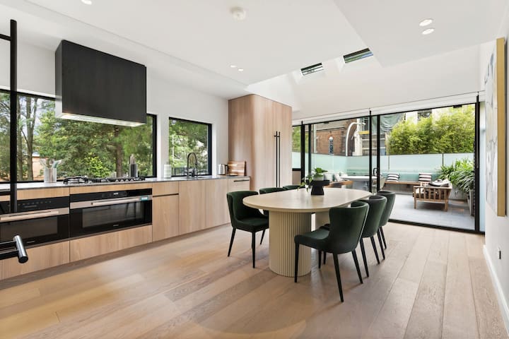 Luxurious Parkside 4BR Terrace House w/Garage