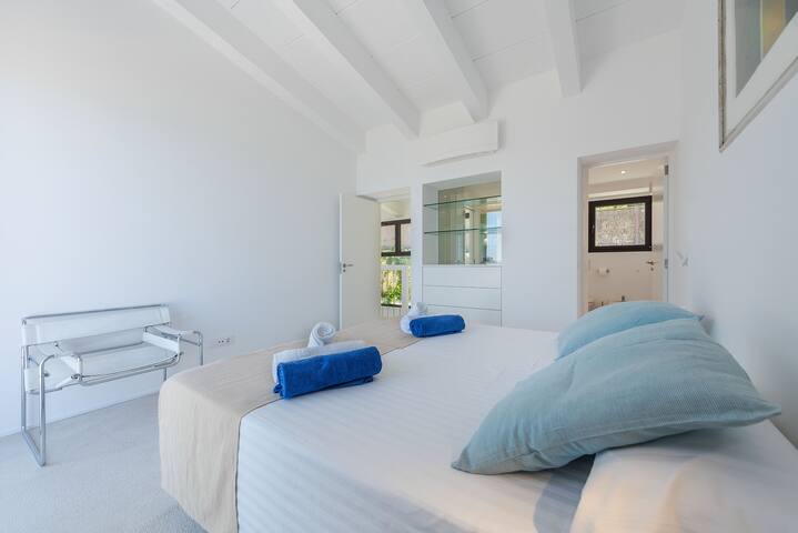 Villa Seablue – gorgeous sea view front line gallery image 4