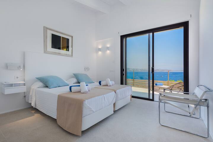 Villa Seablue – gorgeous sea view front line gallery image 5