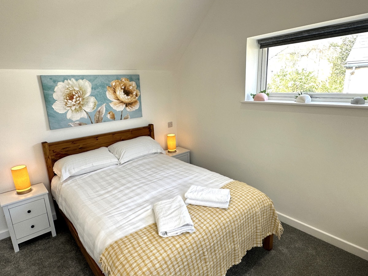 חדר שינה שני למעלה, מיטת יחיד אחת עם מיטה זוגית, שולחן עבודה עם חלל מלתחה בשפע