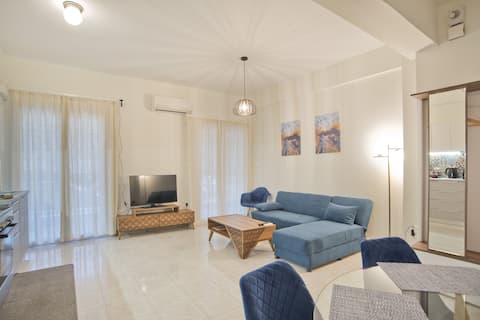 Popular Airbnb listing: Milena Comfy Piraeus Reno Apt AC & Full Kitchen in Νέο Φάληρο