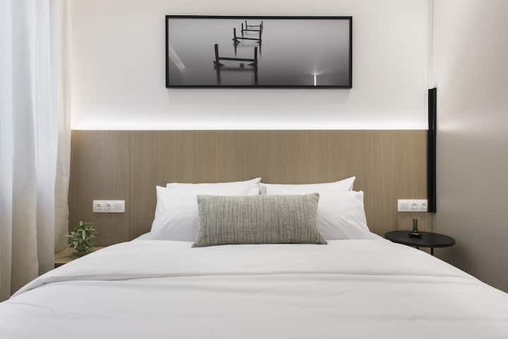 Отдайте се на хотелски лукс, включително първокласно спално бельо и смарт телевизори във всяка спалня